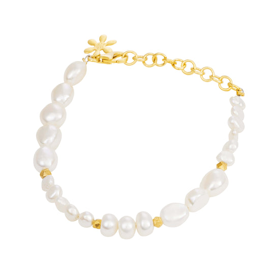 Susanne Friis Bjørner Armbånd med miks af hvide ferskvandsperler og forgyldte sølv facet led