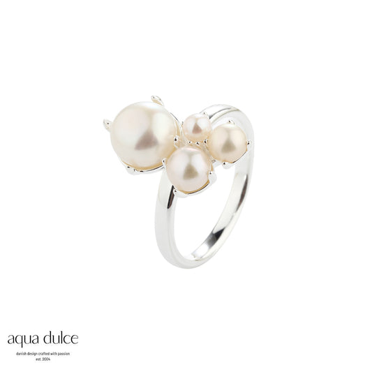 Aqua Dulce Bobler ring med ferskvandsperler – i sølv og forgyldt sølv